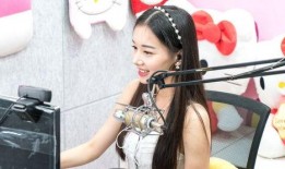 网红吃瓜纹身女孩视频在线观看,揭秘网络红人的真实生活